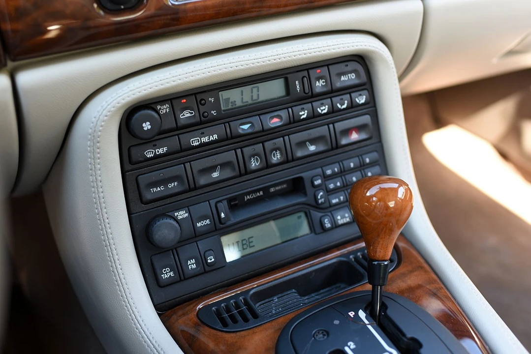 2000 Jaguar X100 XK8 - Image 18 of 29