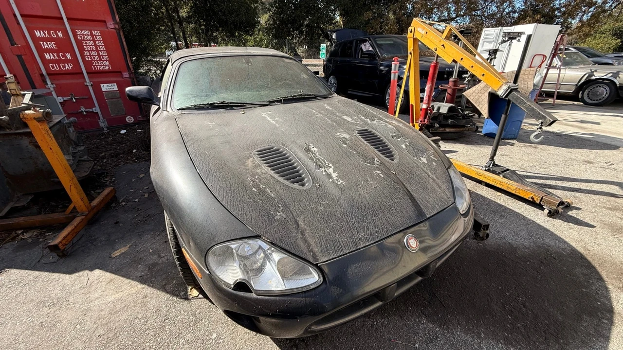 2000 Jaguar X100 XKR - Image 2 of 11
