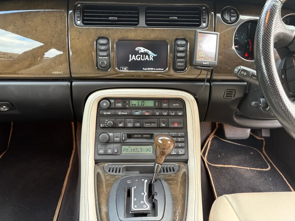 2000 Jaguar X100 XKR - Image 18 of 30