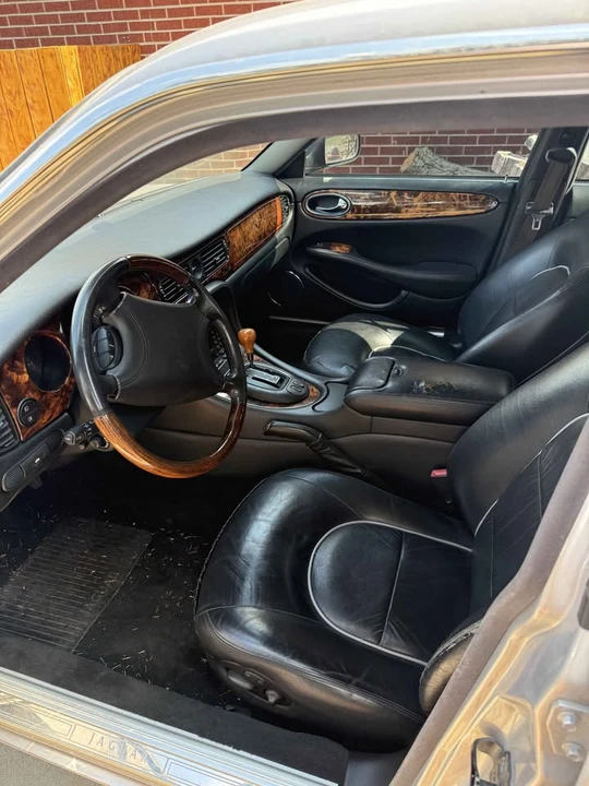 2000 Jaguar - Image 3 of 5