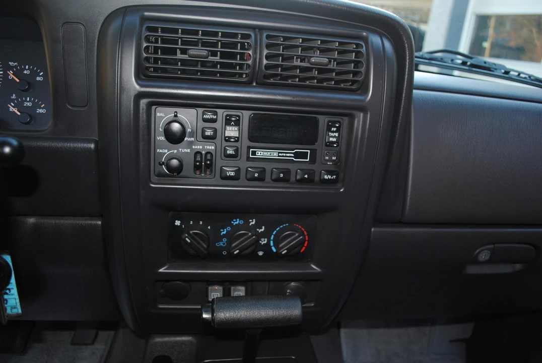2000 Jeep XJ Cherokee - Image 29 of 31