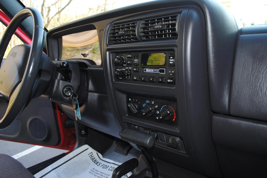 2000 Jeep XJ Cherokee - Image 28 of 31