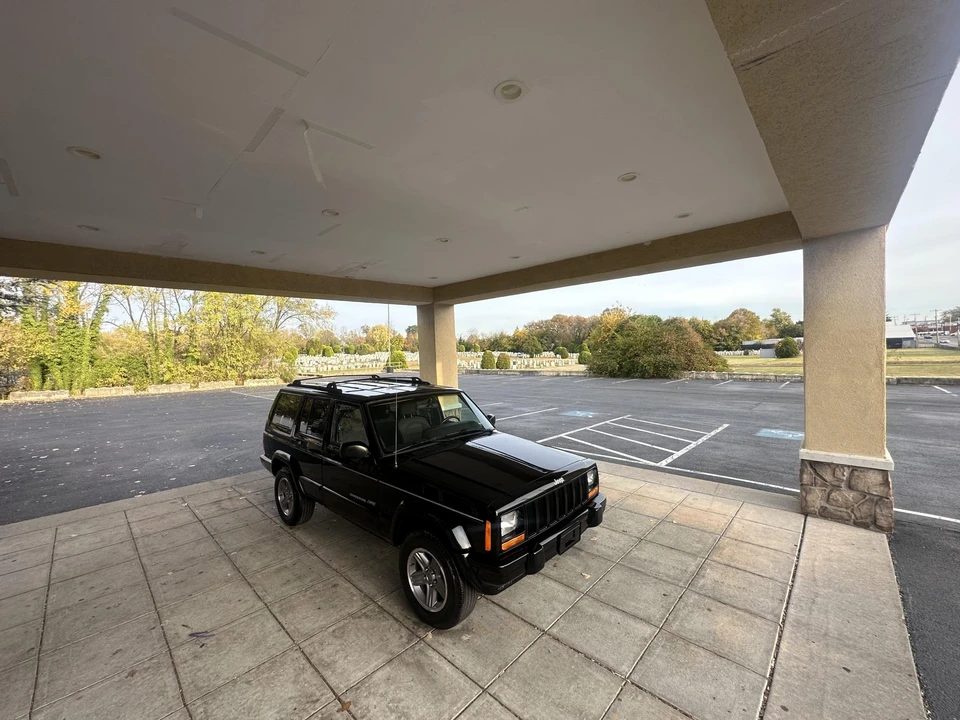 2000 Jeep XJ Cherokee - Image 2 of 31