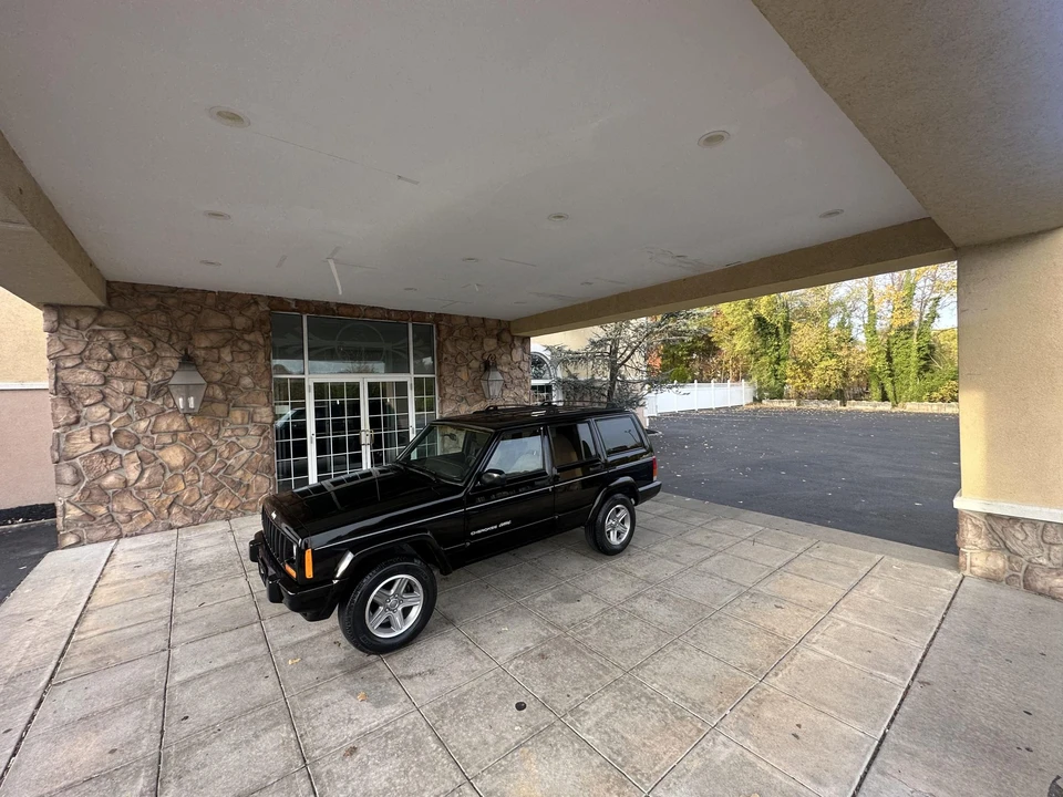 2000 Jeep XJ Cherokee - Image 5 of 31