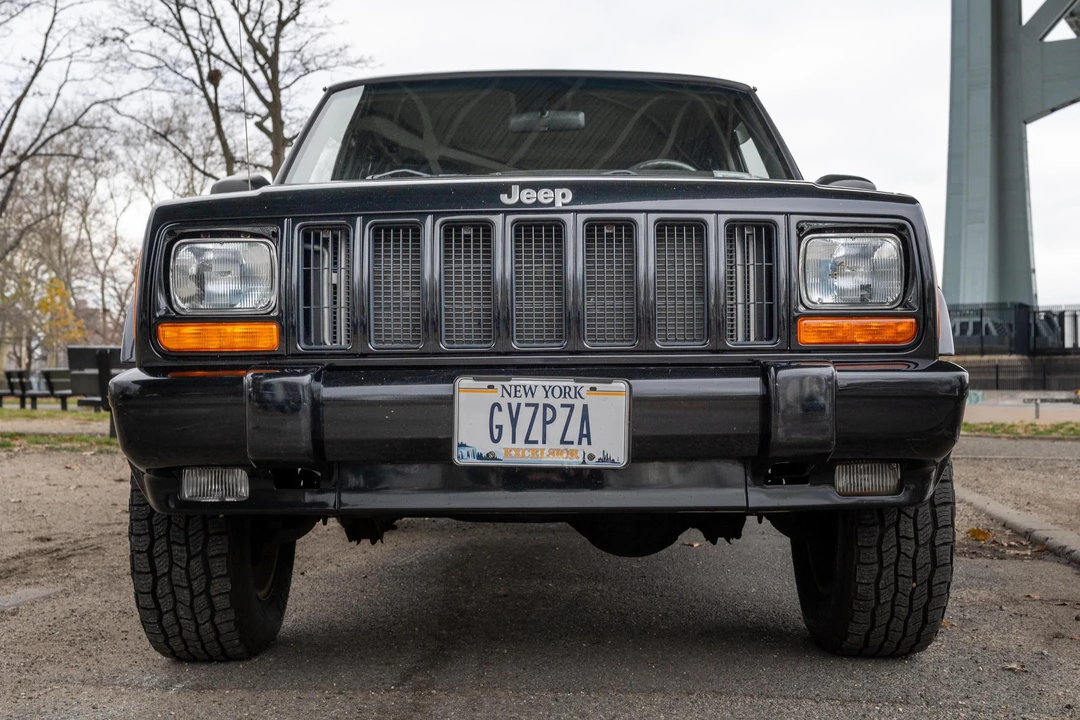 2000 Jeep XJ Cherokee - Image 2 of 31