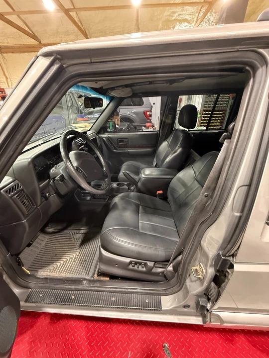 2000 Jeep XJ Cherokee - Image 13 of 31