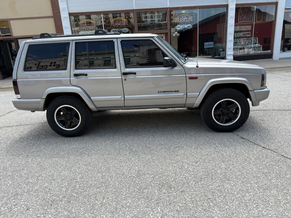 2000 Jeep XJ Cherokee - Image 5 of 31