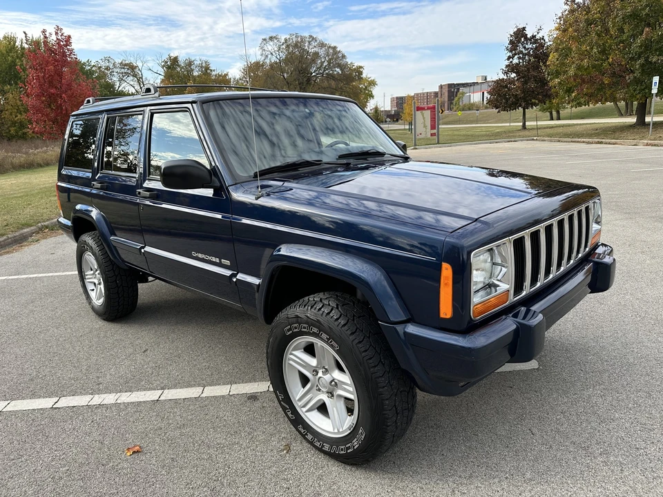 2000 Jeep XJ Cherokee - Image 2 of 31