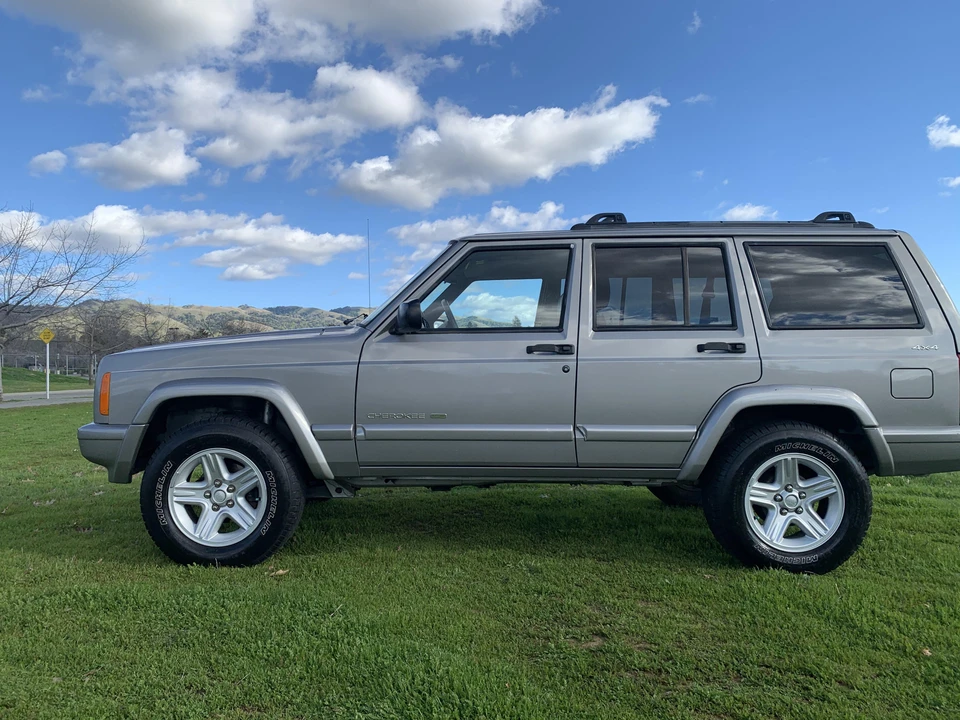 2000 Jeep XJ Cherokee - Image 2 of 31