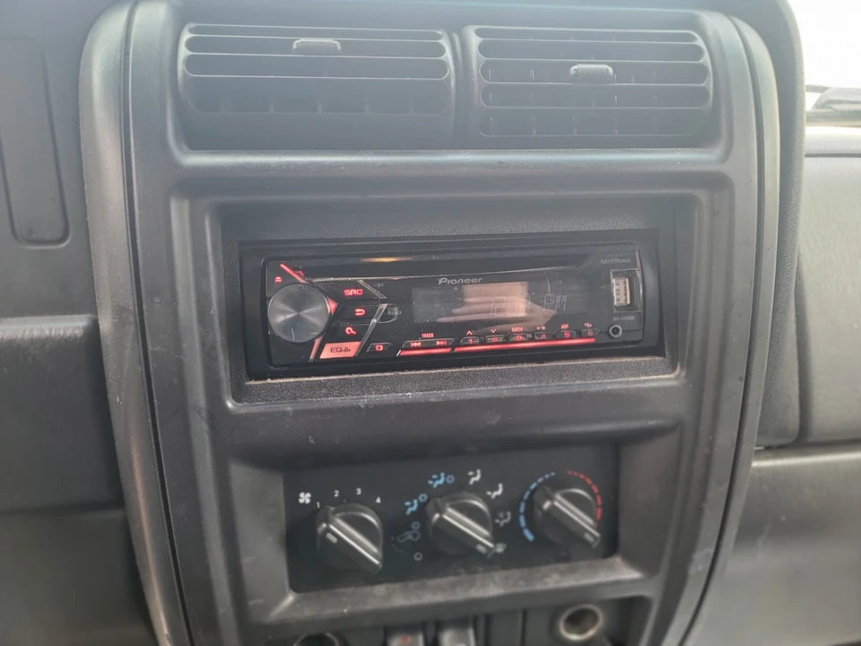 2000 Jeep XJ Cherokee - Image 15 of 17