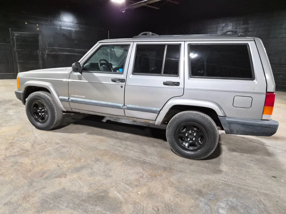 2000 Jeep XJ Cherokee - Image 9 of 16
