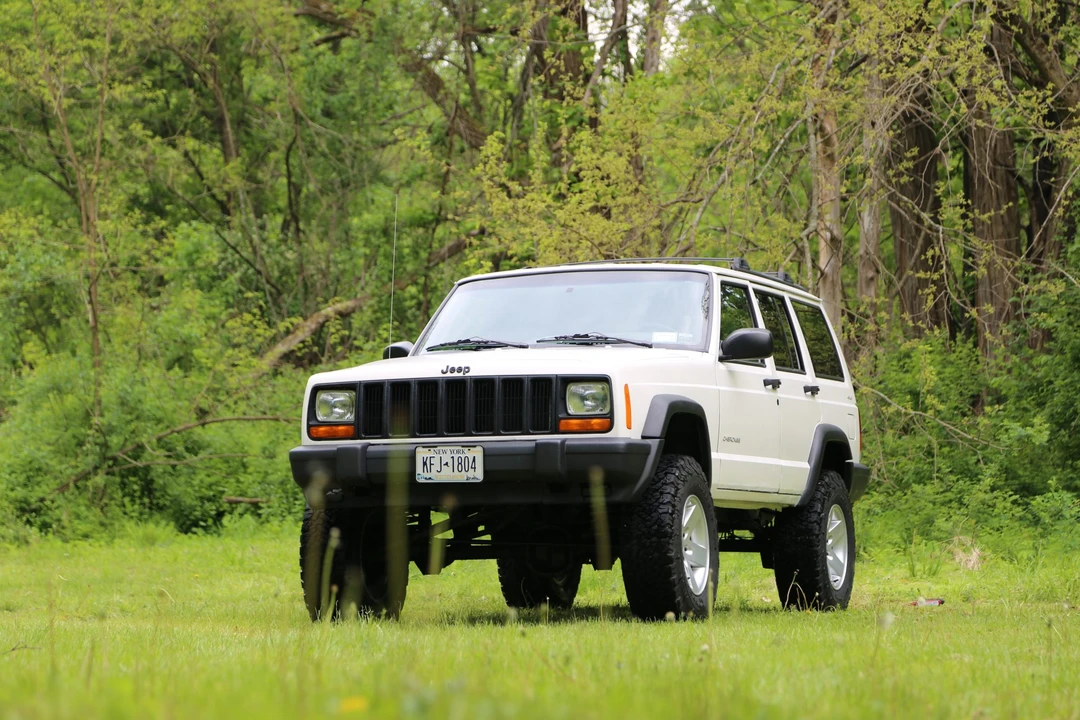 2000 Jeep XJ Cherokee - Image 2 of 31