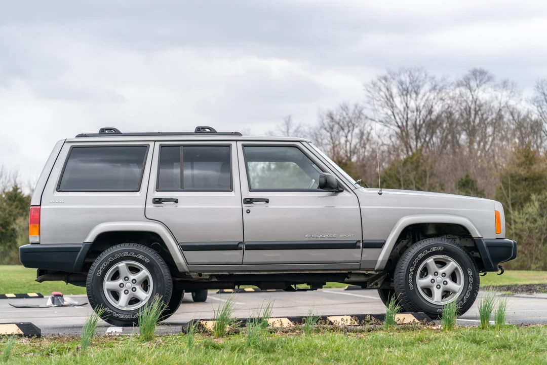 2000 Jeep XJ Cherokee - Image 9 of 31