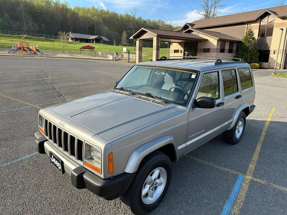 2000 Jeep XJ Cherokee - Image 7 of 31