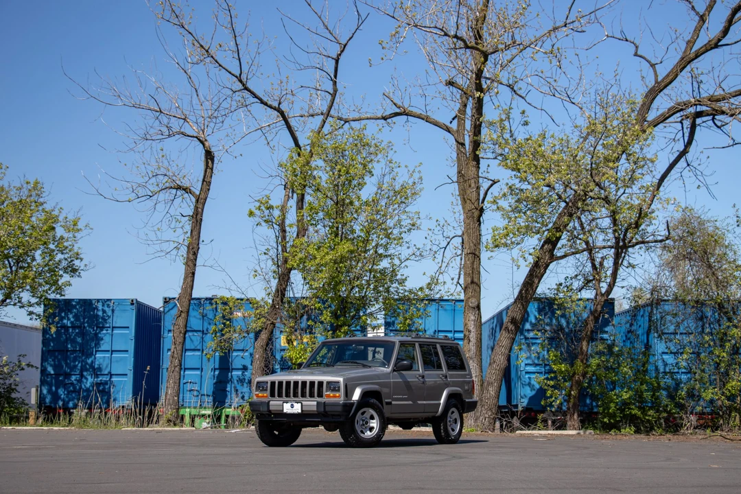 2000 Jeep XJ Cherokee - Image 2 of 31