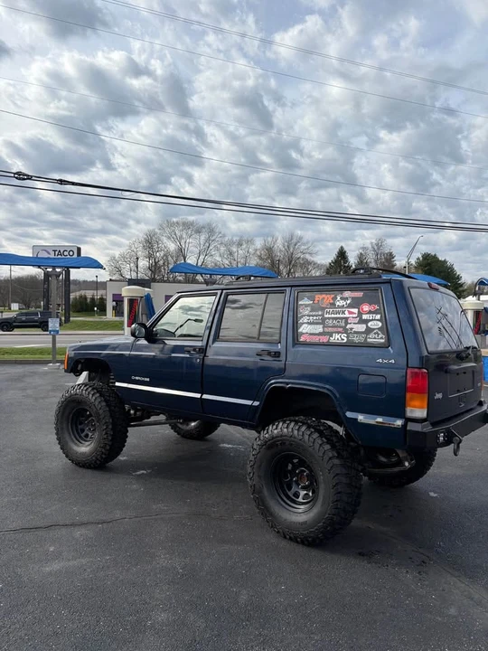 2000 Jeep XJ Cherokee - Image 2 of 11