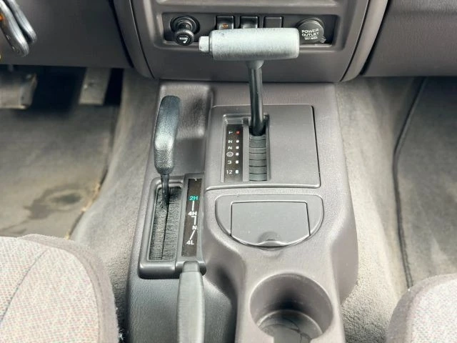 2000 Jeep XJ Cherokee - Image 20 of 31