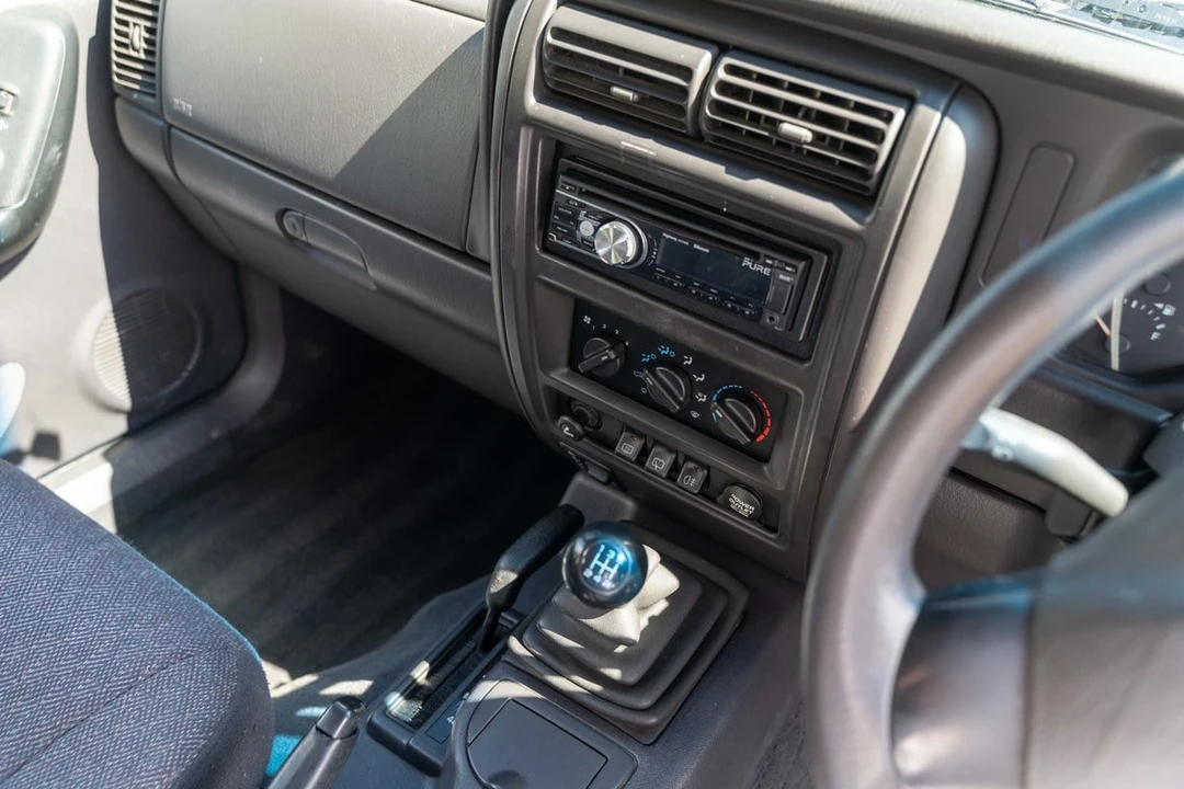 2000 Jeep XJ Cherokee - Image 24 of 30