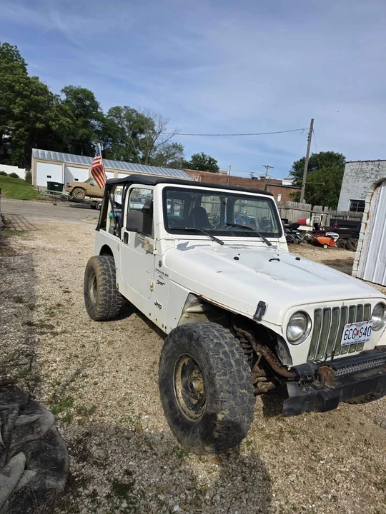 2000 Jeep TJ Wrangler - Image 2 of 3