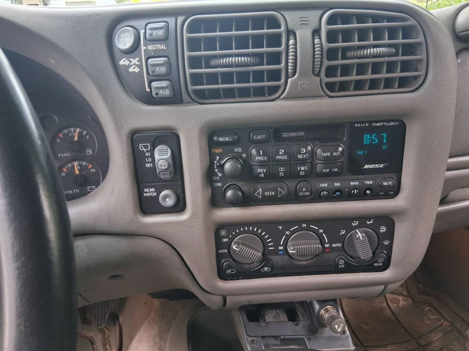 2000 GMC S-15 Jimmy 2nd Gen - Image 18 of 21