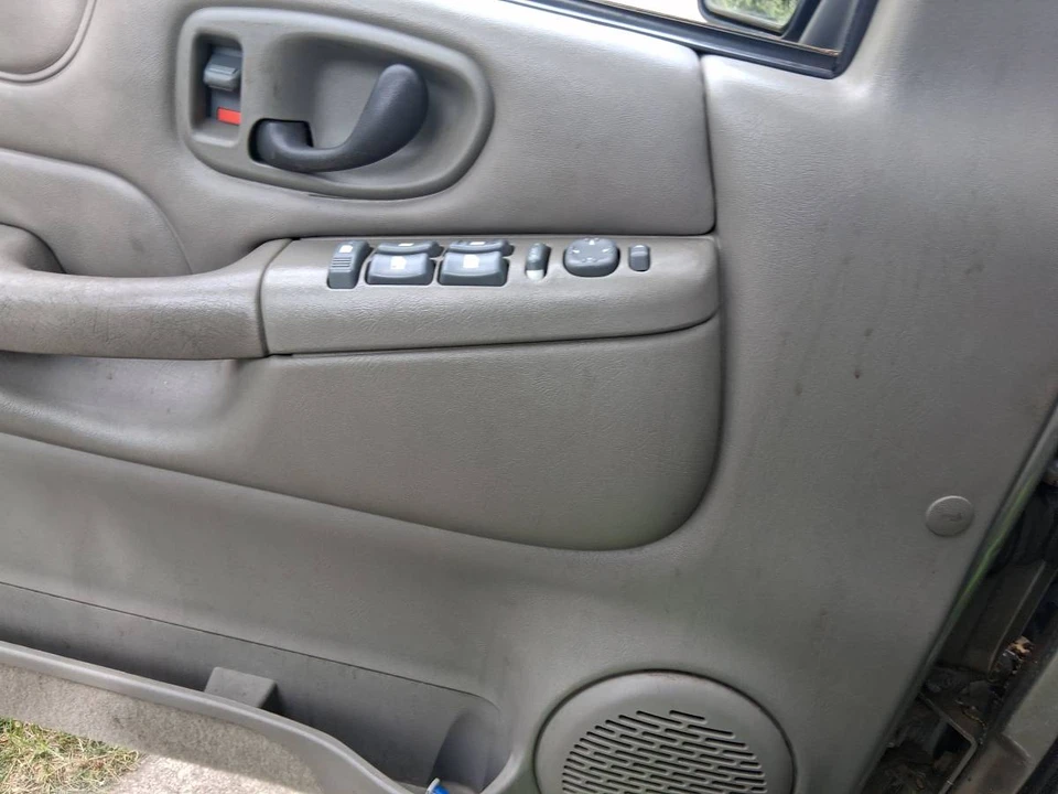 2000 GMC S-15 Jimmy 2nd Gen - Image 19 of 21