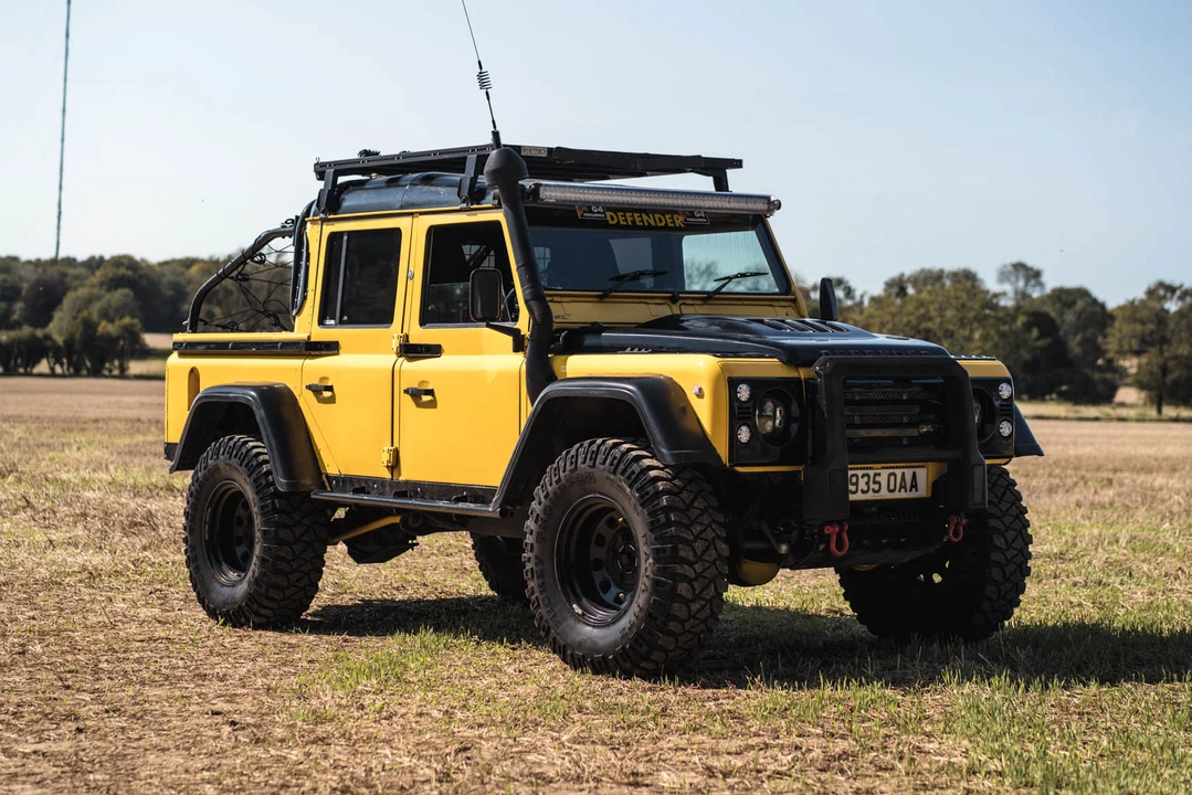 2000 Land Rover Defender 110 - Image 2 of 31