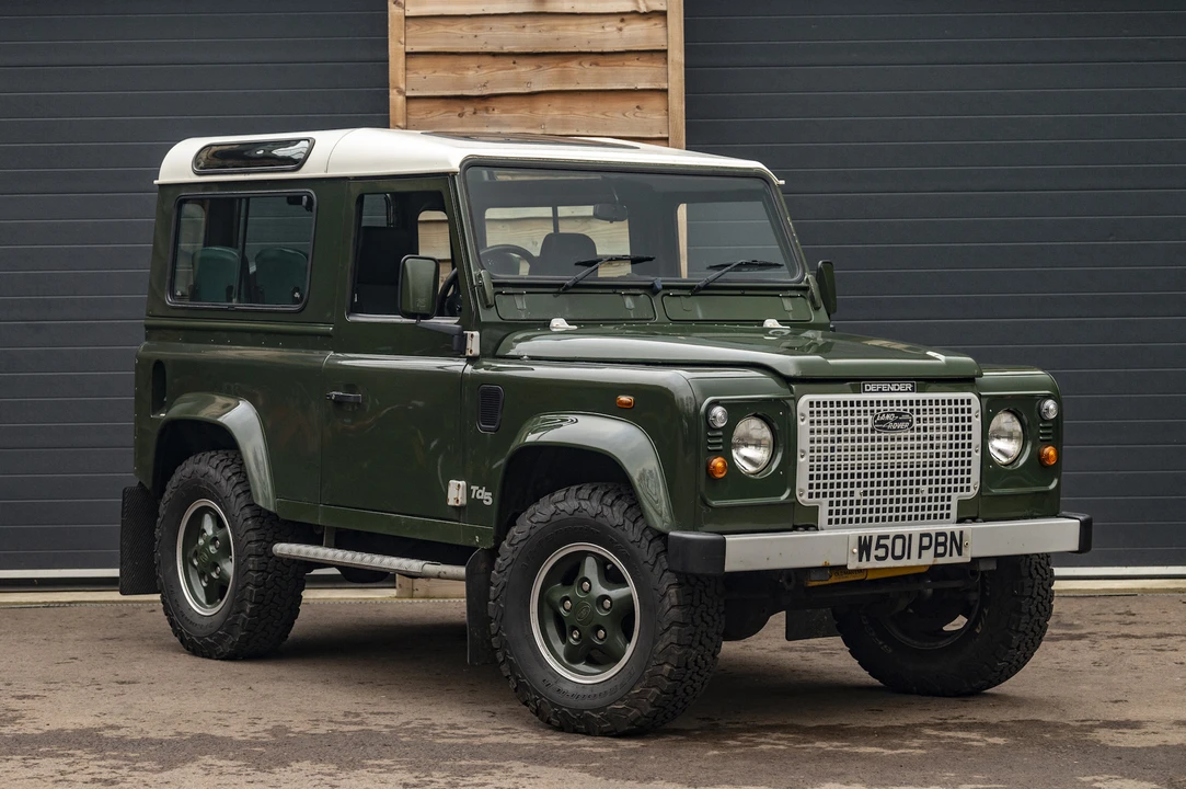 2000 Land Rover Defender 90 - Image 2 of 31