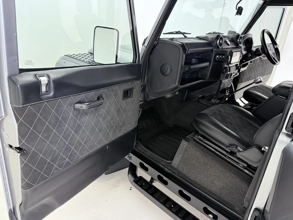 2000 Land Rover Defender 110 - Image 11 of 21