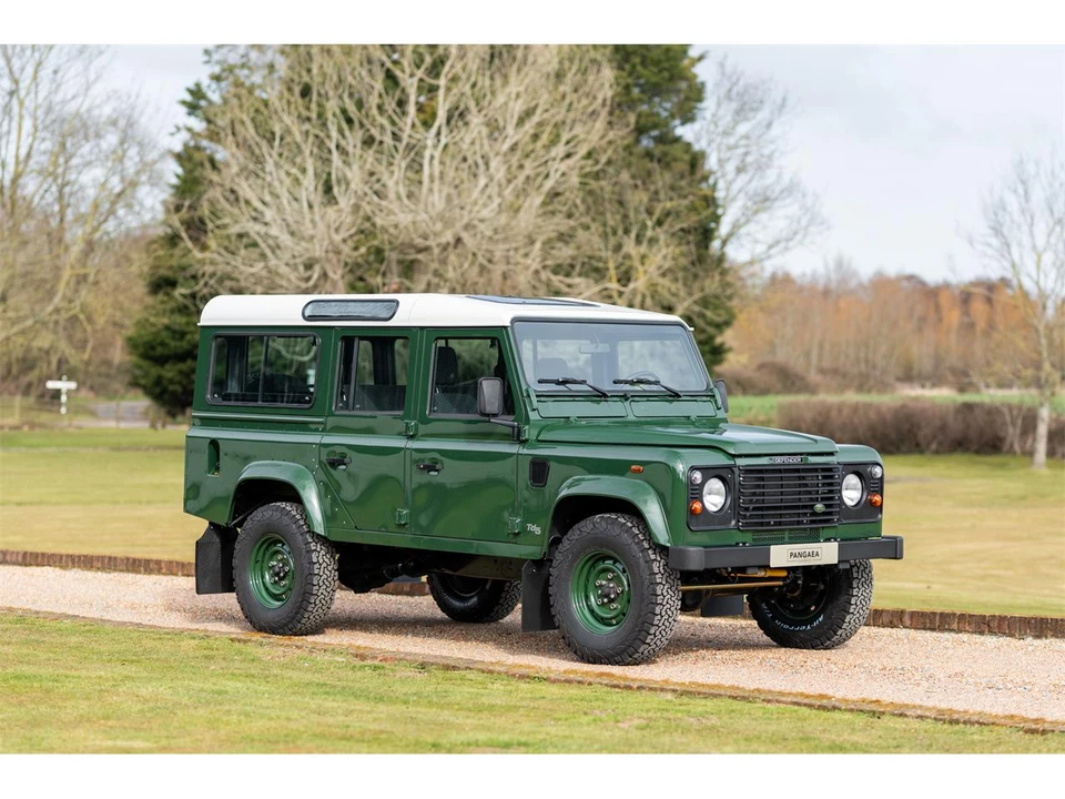2000 Land Rover Defender 110 - Image 2 of 31