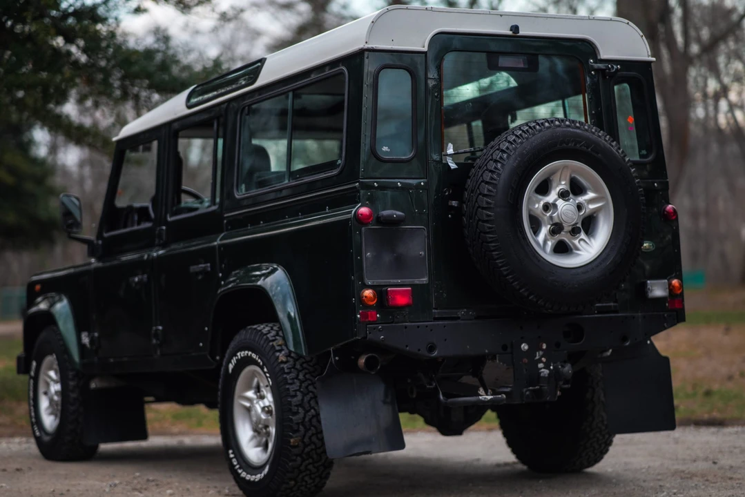 2000 Land Rover Defender 110 - Image 17 of 31