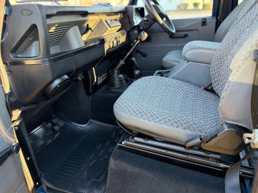 2000 Land Rover Defender 110 - Image 8 of 29
