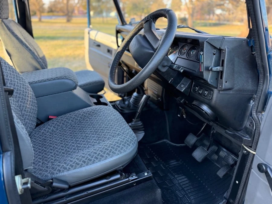 2000 Land Rover Defender 110 - Image 10 of 29