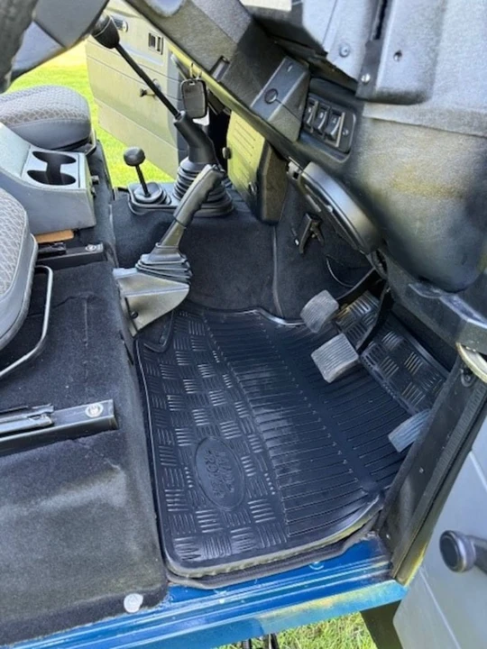 2000 Land Rover Defender 110 - Image 13 of 31