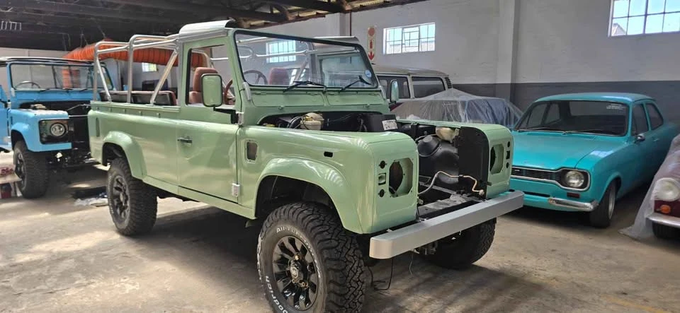 2000 Land Rover Defender 110 - Image 2 of 18