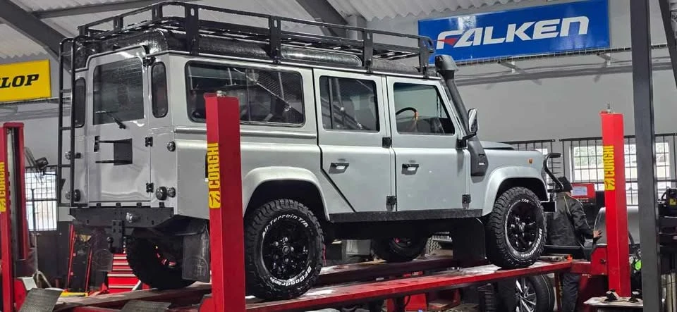 2000 Land Rover Defender 110 - Image 16 of 18