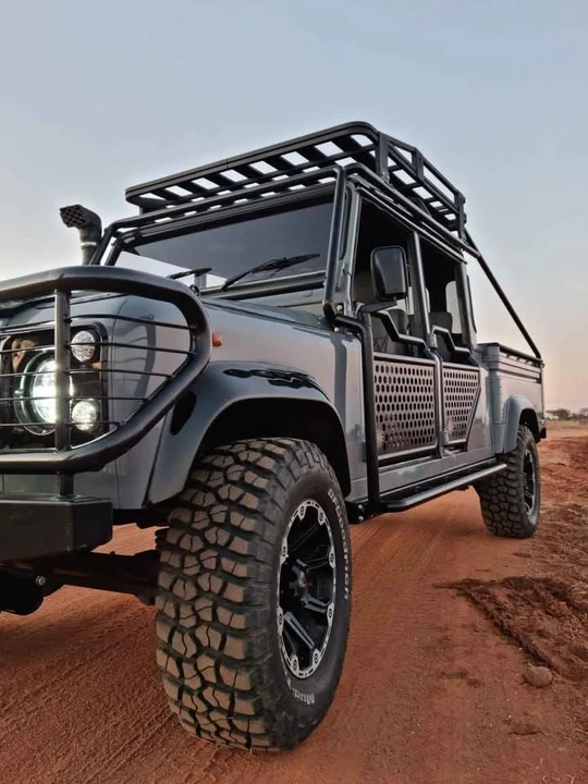 2000 Land Rover Defender 110 - Image 17 of 18