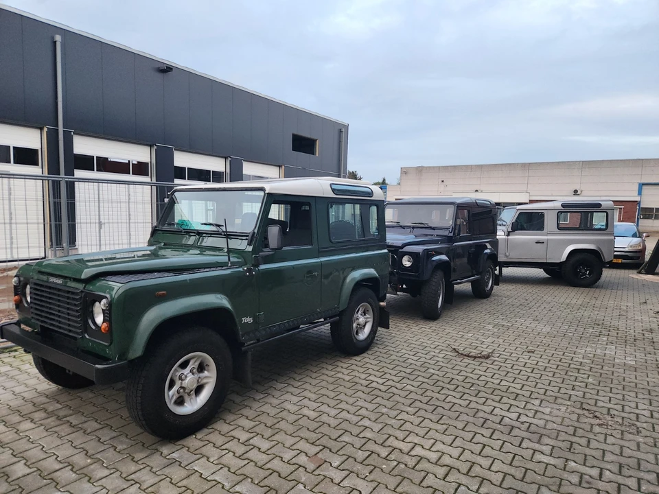 2000 Land Rover Defender 90 - Image 2 of 21