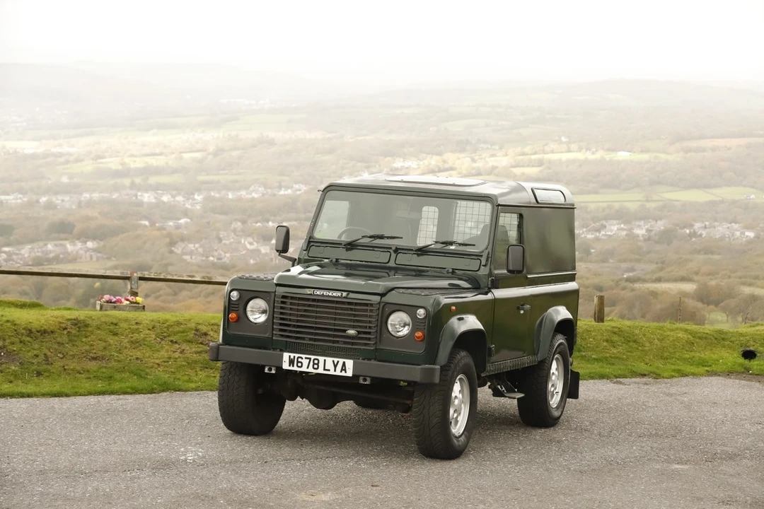 2000 Land Rover Defender 90 - Image 2 of 30
