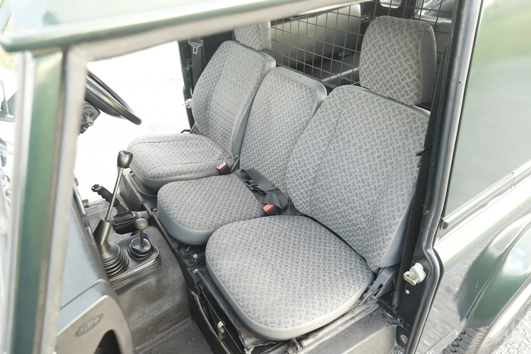 2000 Land Rover Defender 90 - Image 8 of 30