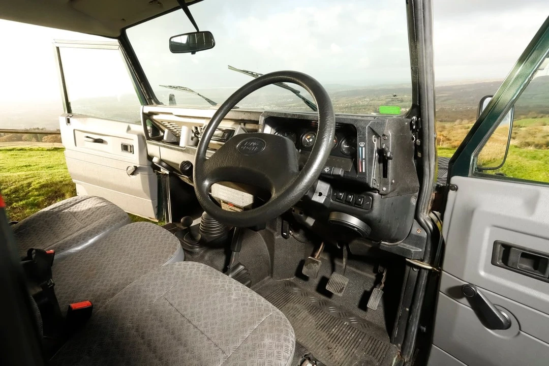 2000 Land Rover Defender 90 - Image 7 of 30