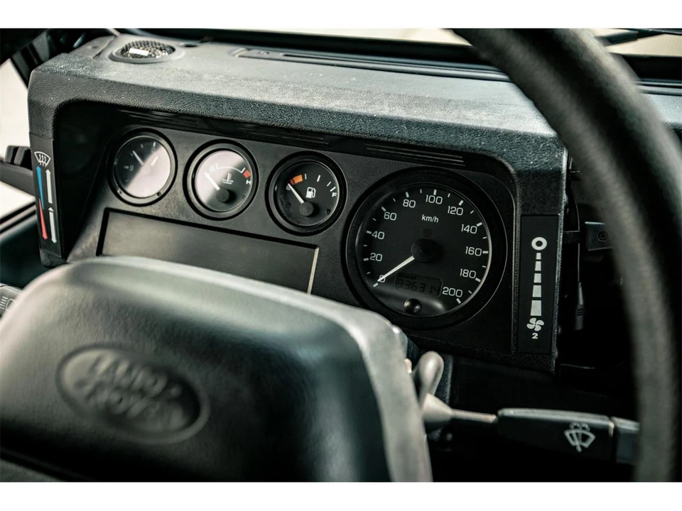 2000 Land Rover Defender - Image 9 of 31