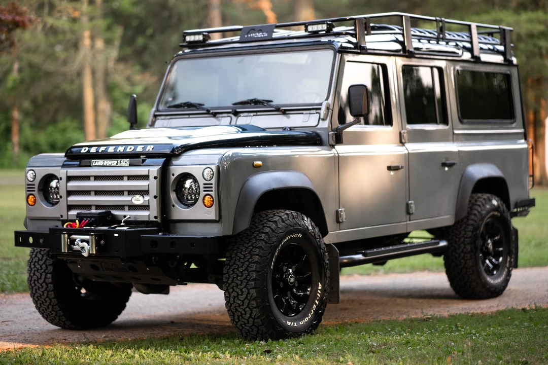 2000 Land Rover Defender 110 - Image 2 of 31