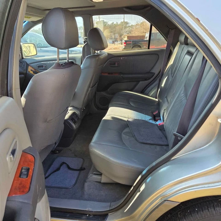 2000 Lexus LX 2nd Gen - Image 2 of 3