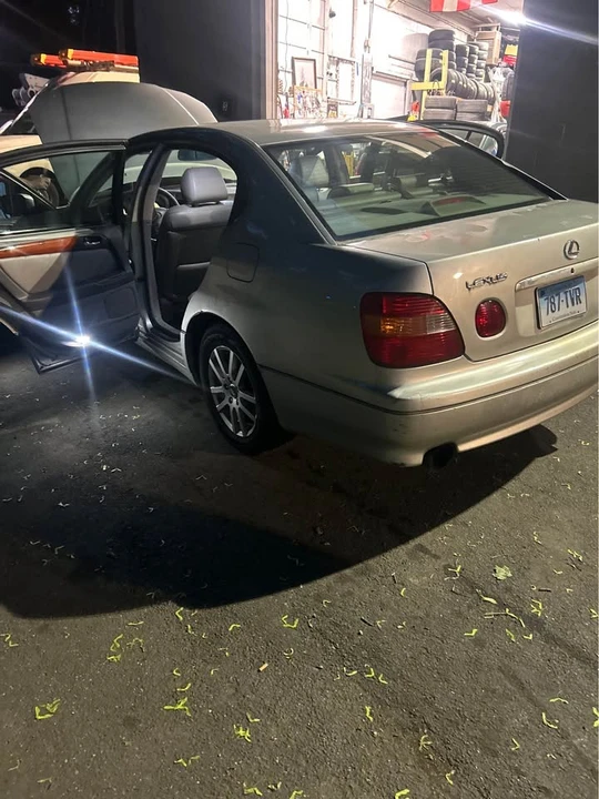 2000 Lexus GS 2nd Gen - Image 2 of 8