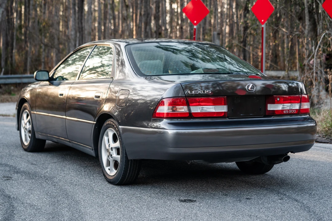 2000 Lexus ES 3rd Gen - Image 10 of 31