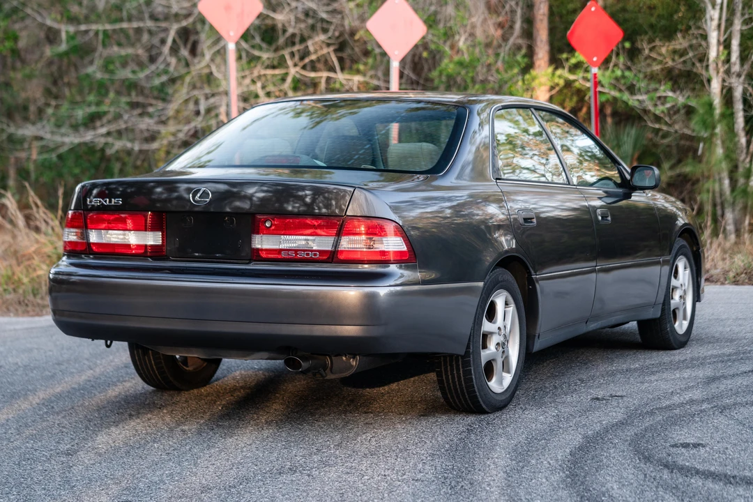 2000 Lexus ES 3rd Gen - Image 11 of 31