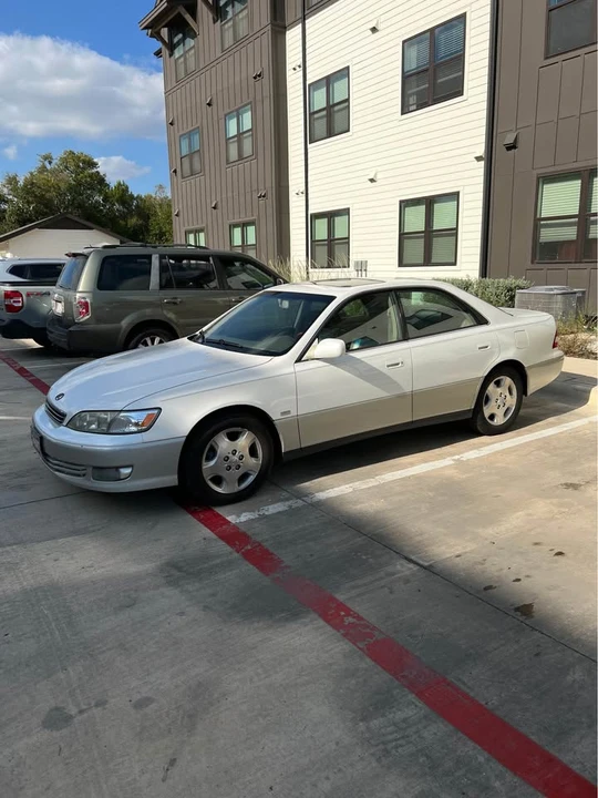 2000 Lexus ES 2nd Gen - Image 2 of 10