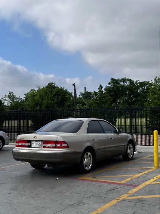 2000 Lexus ES 2nd Gen - Image 2 of 17