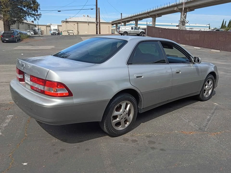 2000 Lexus ES 3rd Gen - Image 2 of 9