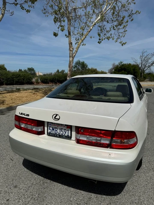 2000 Lexus ES 3rd Gen - Image 10 of 11